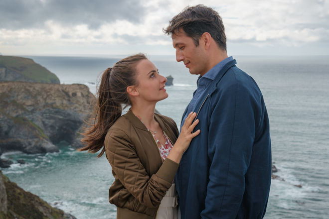 Nach anfänglichen Bedenken möchte Kim (Paula Schramm) ihren Mann Patrick (Max Hemmersdorfer) unterstützen und zusammen mit ihm in Cornwall bleiben.