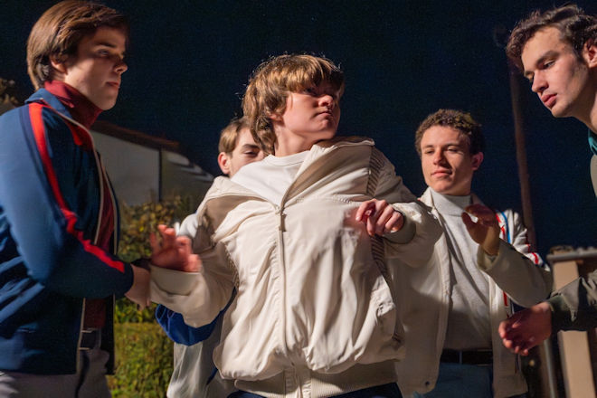 Ein M&auml;dchen ist mehreren jungen Leuten hilflos ausgeliefert. Zeugen h&ouml;ren ihre verzweifelten Schreie. H&auml;ngt die Beobachtung mit einem Mord zusammen, der Wochen sp&auml;ter entdeckt wird? (Symbolfoto)