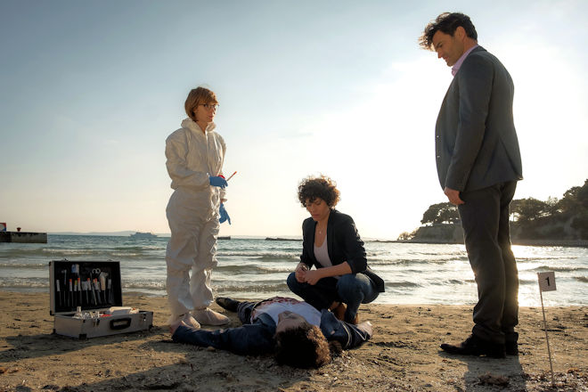 Pathologin Brigita Stevic (Sarah Bauerett, li.), Kommissarin Stascha Novak (Jasmin Gerat) und ihr Kollege Emil Perica (Lenn Kudrjawizki) untersuchen den Toten am Strand.