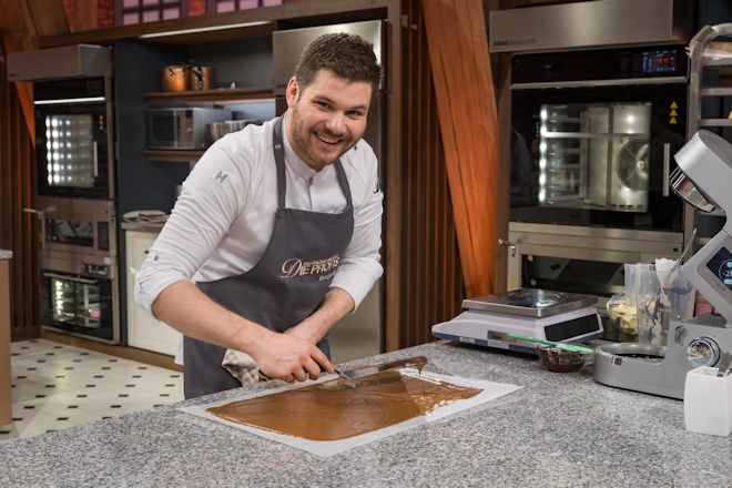 Benjamin ist der Hahn im Korbe unter den Kandidaten von "Das große Backen - Die Profis".