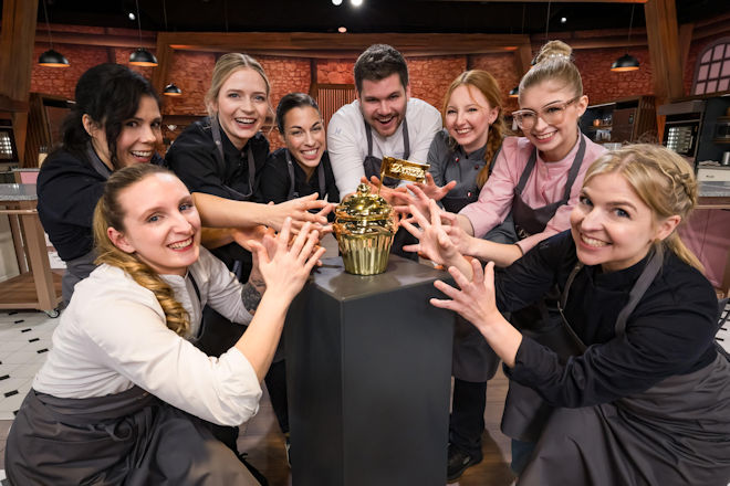 (V.l.n.r.) Joana, Jennifer, Rowena, Theresa, Benjamin, Valentina, Larissa und Caro kämpfen um den "Goldenen Cupcake".