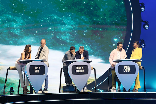 (V.l.n.r.) Lilly Becker und Mike Krüger, Toni Bauer und Joachim Llambi sowie Jan Köppen und Laura Wontorra treten heute (06.09.2025) bei "Wunder unserer Erde - Das große GEO Quiz" auf RTL an.