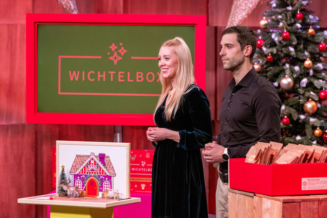 Heute (06.10.2025) bei "Die Höhle der Löwen": Elena und Hannes Aigner präsentieren "Wichtelbox", das Komplettset für den Weihnachtswichtel.