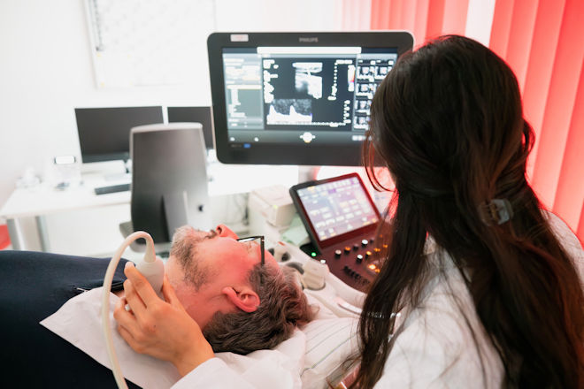 Dr. Eckart von Hirschhausen wird von Neurologin Dr. Taraneh Ebrahimi mit Ultraschall auf Plaque untersucht - eine mögliche Ursache für vaskuläre Demenz, die zweithäufigste Erscheinungsform der Demenz.