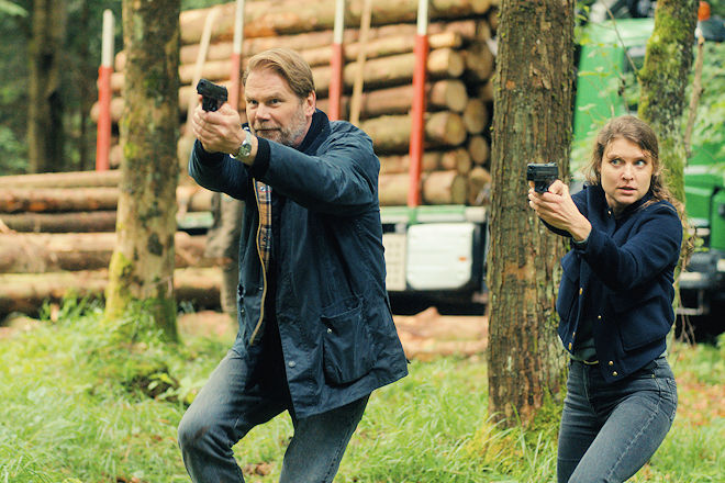 Erzgebirgskrimi "Mordholz": Robert Winkler (Kai Scheve) und Karina Szabo (Lara Mandoki) stellen im Wald einen Holzdieb. Ist er auch der M&ouml;rder?