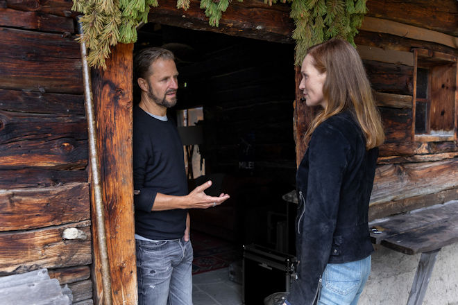 "Der Geier - Die Tote mit dem falschen Leben": Die Kommissarin Franziska Conte (Julia Koch) besucht Lukas Geier (Philipp Hochmair), um ihn zu einem Mordfall zu befragen.