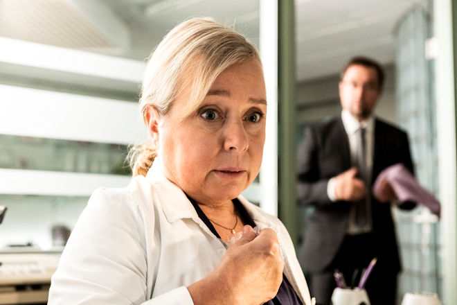 Münster-Tatort "Rhythm and Love": Silke "Alberich" Haller (ChrisTine Urspruch, vorne) wollte eigentlich mal pünktlich Feierabend machen. Kein Problem, findet Prof. Karl-Friedrich Boerne (Jan Josef Liefers, hinten) nur die Probe, die "Alberich" in der Hand hat, muss noch schnell ins Labor.