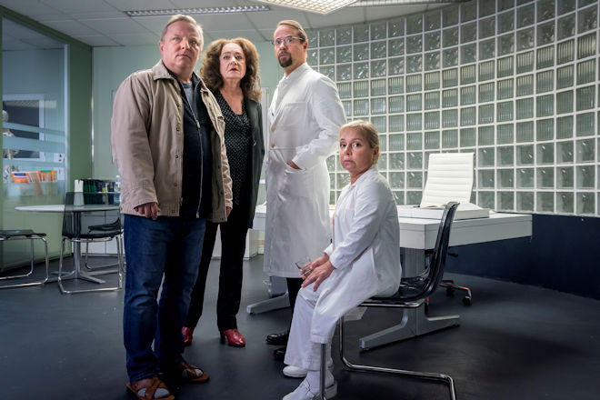 Die Morde im Münster-Tatort "Spieglein, Spieglein" machen Kommissar Frank Thiel (Axel Prahl, l), Staatsanwältin Wilhelmine Klemm (Mechthild Großmann, 2.v.l.), Prof. Karl-Friedrich Boerne (Jan Josef Liefers), Silke Haller (ChrisTine Urspruch, r) ratlos.