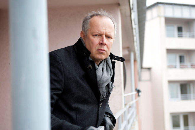 Kommissar Borwoski (Axel Milberg) versucht in Erfahrung zu bringen, wie Roswithas kleiner Sohn aus der Wohnung verschwinden konnte.