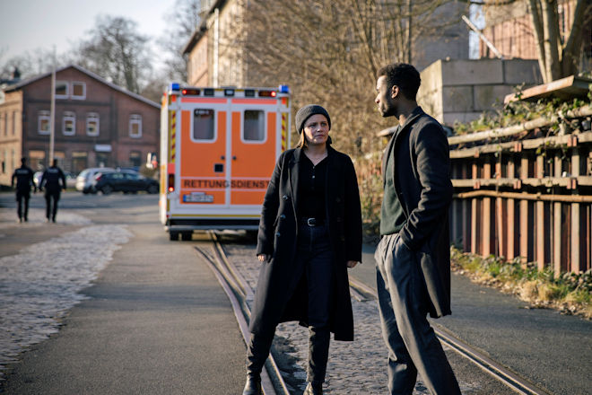 Bremen-Tatort "Wenn man nur einen retten k&ouml;nnte": Bei den Ermittlungen bekommt Liv Moormann (links, Jasna Fritzi Bauer) Unterst&uuml;tzung vom KDD Kollegen Patrice Schipper (rechts, Tijan Njie).