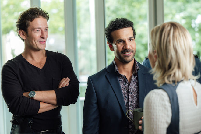 Saarland-Krimi "Bruder, Liebe, Tod": Sandro Armato (Daniele Rizzo, Bildmitte) stellt sich als Mitarbeiter der italienischen Antimafia-Einheit Kriminalkommissar Hanno Berger (Stefan Gorski) und Kriminalhauptkommissarin Elisa Santori (Olga von Luckwald) vor.