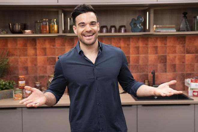 Food-Influencer Stefano Zarrella testet f&uuml;r den "SAT.1-Fertiggerichte-Check! Fastfood aus dem Supermarkt" die schnellen Mahlzeiten und zeigt, wie man sie zu Hause kulinarisch aufwertet.