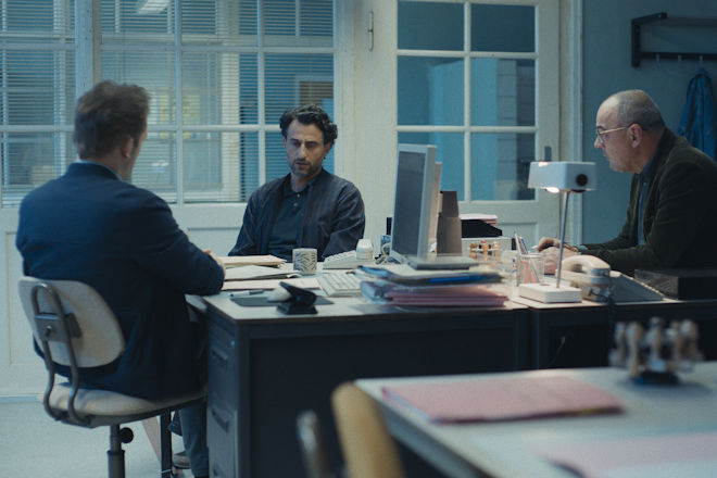 Ilyas (Serkan Kaya, M.) ringt um Fassung, während die Polizisten Wöller (Milian Zerzawy, l.) und Mertens (Joachim Paul Assböck, r.) ihn befragen.