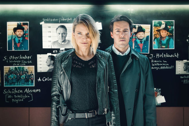 Die Kommissare Lisa Kuen (Patricia Aulitzky) und Alexander Yüsüf-Demir (Dominik Raneburger) vor der Tafel mit den entscheidenden Hinweisen - Werden sie den Fall lösen?
