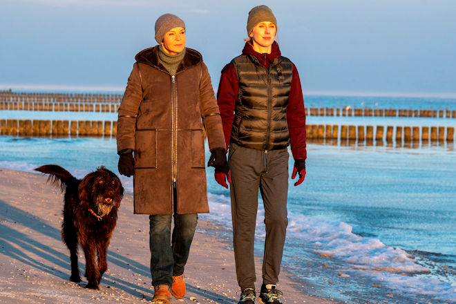 Karin Lossow (Katrin Sass) und Ellen Norgaard (Rikke Lylloff) beim Spaziergang mit Lucky.