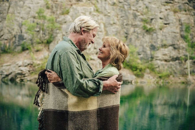 Ob Petra (Ulrike Kriener) und Erik (Rolf Lassgård) ihre verlorene Liebe auf der Reise wiederfinden?