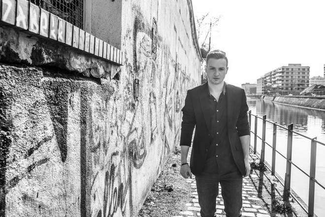 Laurenz erste Single "Liebe auf Repeat" ist absofort im Handel und als Download erhältlich.