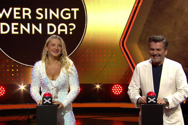 Reality-Star Evelyn Burdecki (l.) sowie Sänger und Moderator Thomas Anders (r.) treten in der "ultimativen Chart Show" in mehreren Runden in einem musikalischen Duell gegeneinander an.