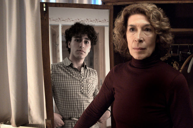 Fernsehfilm "Ungeschminkt": Josefa (Adele Neuhauser) sieht sich in jungen Jahren (Riccardo Campione).