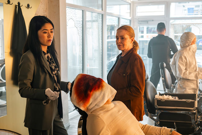Die Verfassungsschützerin Dr. Clara Chu (Kotbong Yang) mit ihrer freien Mitarbeiterin Anne Fuchs (Lina Wendel, r) am Tatort bei Mordopfer Chalid Al-Hassani (Robin Abdallah).