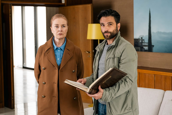 Anne Fuchs (Lina Wendel) und Youssef El Kilali (Karim Chérif) nehmen ein Beweisstück in der Villa Kantschek unter die Lupe.