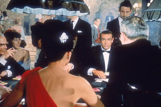 Im Casino trifft Geheimagent 007 James Bond (Sean Connery) das erste Mal auf Sylvia Trench (Eunice Gayson).