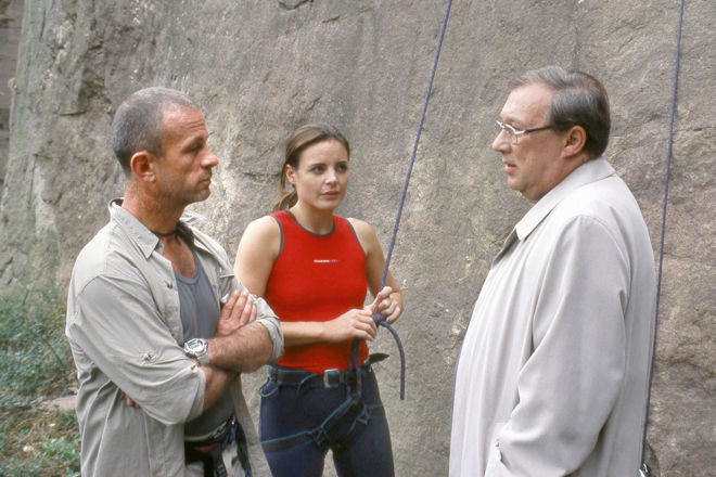 Fred Kaminski (Thomas Anzenhofer,l.) hat Lisa Marten (Elisabeth Lanz) beim Free-Climbing fast abstürzen lassen. Kommissar Schmücke (Jaecki Schwarz) will wissen warum?