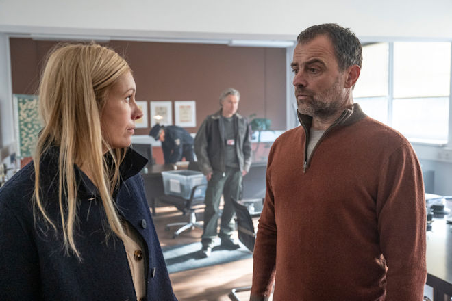 Judith Schrader (Nadja Uhl, l.) bei der Hausdurchsuchung von Matthias Stolzes (Jürgen Maurer, r.) Büroräumen; Im Hintergrund durchsucht ein Polizist (Komparse, 2.v.l.) den Schreibtisch, Jochen Montag (Dirk Borchardt, 2.v.r.) beobachtet das Geschehen.