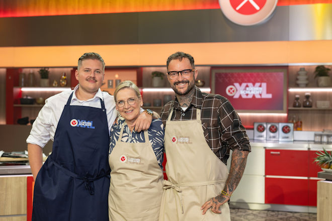 Die Hobbyköche Paul Dähre (l.), Anja Steffen (M.) und Daniel Schöller (r.) treten heute (03.09.2025) in der "Küchenschlacht XXL" im ZDFD an.