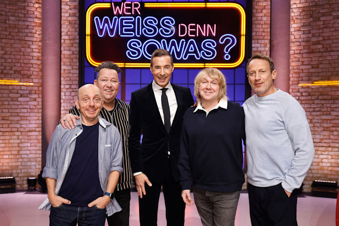 Moderator Kai Pflaume (M.) und seine Rateteam-Kapitäne Bernhard Hoëcker (l.) und Wotan Wilke Möhring (r.) begrüßen heute (18.12.2025) bei "Wer weiß denn sowas?" den Sänger, Musiker und Frontmann der Band ‚Die Prinzen‘, Sebastian Krumbiegel (2.v.l.) und seinen Band-Kollegen, den Sänger und Komponist, Tobias Künzel (2.v.r.).