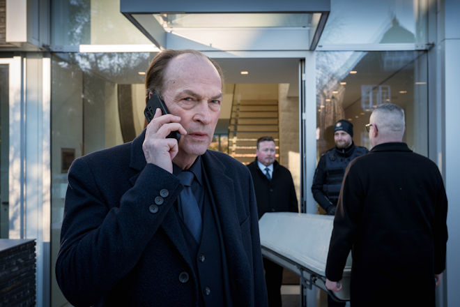 "Sarah Kohr - Gro&szlig;er Bruder": Oberstaatsanwalt Anton Mehringer (Herbert Knaup, l.) bringt Sarah Kohr auf den neuesten Stand.