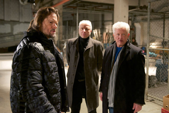 München-Tatort "Klingelingeling": Im Lager der Bettler wird Radu Stelica (Florin Piersic jr.) von den Hauptkommissaren Franz Leitmayr (Udo Wachtveitl) und Ivo Batic (Miroslav Nemec) befragt.