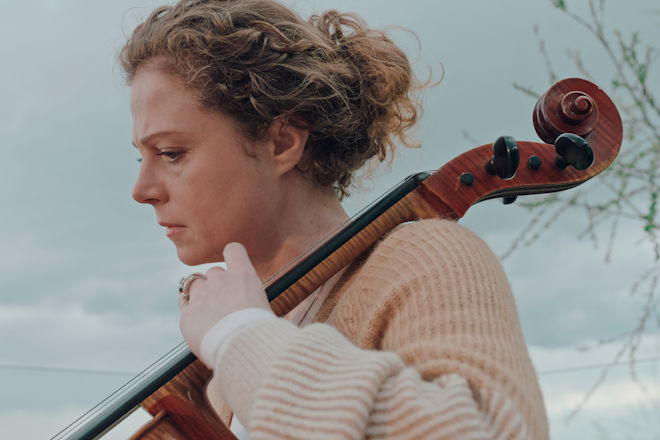 Krimi "Die Messias" aus der Reihe "Die Toten vom Bodensee": Josephine Rustemi (Anja Antonowicz) spielt auf der Dachterrasse Cello, als die Ermittler ihr einen Besuch abstatten.