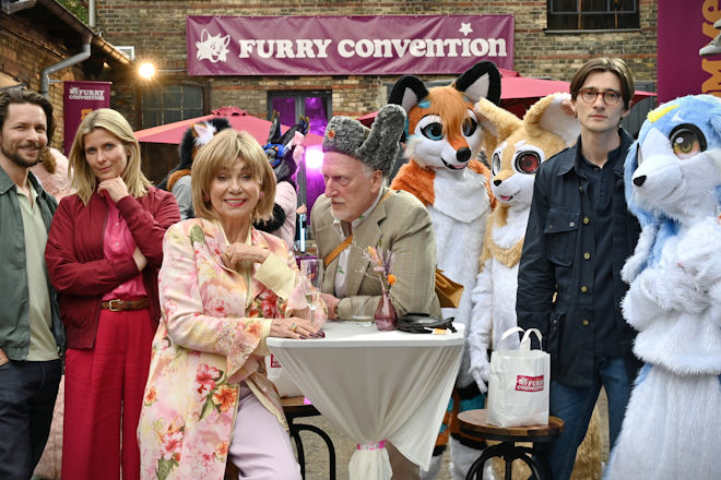 Eine "Furry-Convention" ist in Eisenach zu Besuch. Und mittendrin: Sascha Falk (Bert Tischendorf, l.), Katharina (Valerie Niehaus, 2.v.l.), Gräfin Theodora Stuschke (Judy Winter, Mitte), Willi (Ernst Stötzner, 2.v.r.) und Paul (Sebastian Schneider, r.).