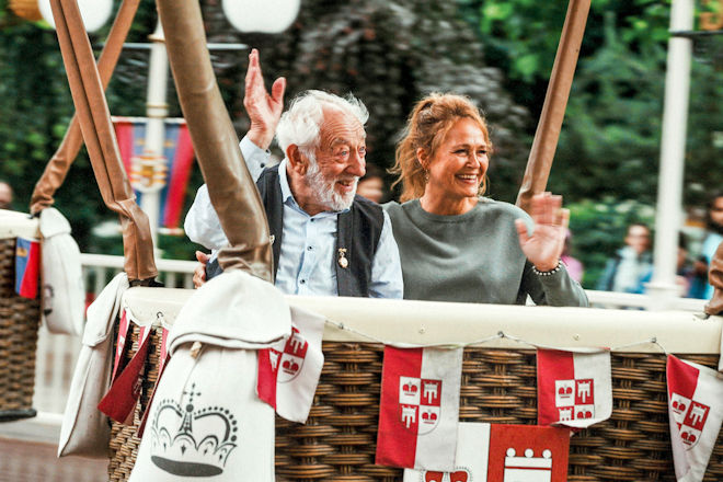 Dieter Hallervorden (li.) und seine Ehefrau Christiane Hallervorden (re.) genießen die Lichtensteiner Ballonfahrt im Europa-Park und winken Fans zu.