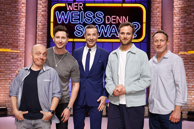 Moderator Kai Pflaume (M.) und seine Rateteam-Kapit&auml;ne Bernhard Ho&euml;cker (l.) und Wotan Wilke M&ouml;hring (r.) begr&uuml;&szlig;en heute (07.04.2026) bei "Wer wei&szlig; denn sowas?" den Medizin-Influencer und Autor Felix M. Berndt alias Doc Felix (2.v.l.) sowie den Psychologen, Autor und Moderator Leon Windscheid (2.v.r.).