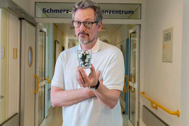 Die neue Dokumentation von Dr. Eckart von Hirschhausen über die stille Schmerzmittelkrise in Deutschland.