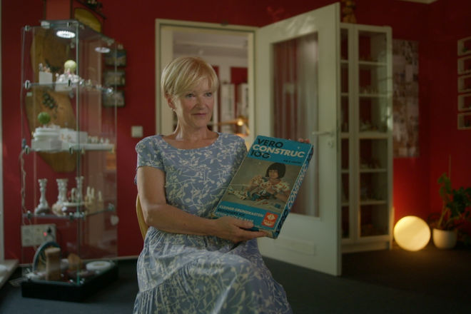 Kerstin Flade-Drechsel, Inhaberin einer Spielzeugmanufaktur in Olbernhau, mit einem Baukasten "VERO Construc", der von ihrem Vater Helmut Flade entwickelt wurde.