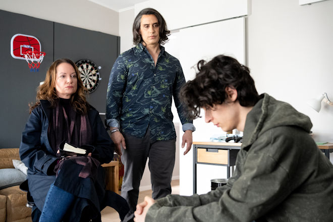 "Dominiks Geheimnis" aus der Reihe "Unter anderen Umst&auml;nden": Kaan Sahin (Eren M. G&uuml;vercin, r.) gesteht Jana Winter (Natalia W&ouml;rner, l.) und seinem Vater Adnan Sahin (Ren&eacute; Ifrah, M.), dass er den Abschiedsbrief gef&auml;lscht hat.