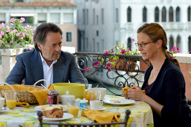 "Donna Leon - Endlich mein": Commissario Brunetti (Uwe Kokisch) und Ehefrau Paola (Julia Jäger) sind gespannt auf das Comeback der Operndiva Petrelli.