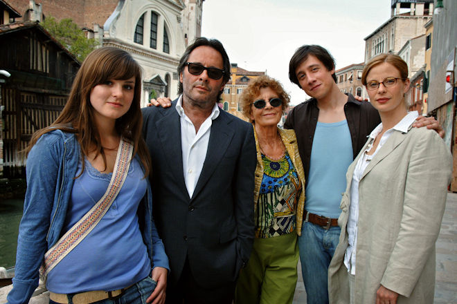 "Donna Leon - Wie durch ein dunkles Glas": Tante Sophia (Anaid Iplicjian, 3.v.re.) ist zu Besuch bei ihrem Neffen Guido (Uwe Kockisch, 2.v.li.), dessen Frau Paola (Julia J&auml;ger, re.) und den beiden Kindern Chiara (Laura-Charlotte Syniawa) und Raffi (Patrick Diemling).