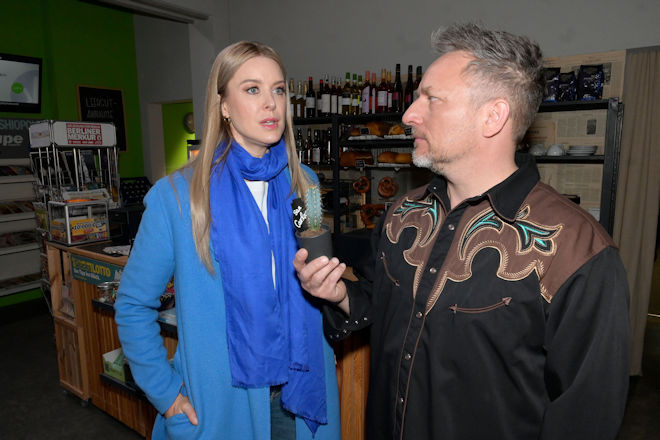 Bevor Jessica (Nina Ensmann) das Grab von Carlos besucht und dort auf Nina trifft, spricht sie mit Michael "Michi" (Lars Pape) &uuml;ber ihre Gef&uuml;hle.
