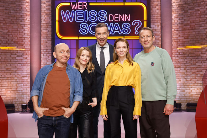 Moderator Kai Pflaume (M.) und seine Rateteam-Kapit&auml;ne Bernhard Ho&euml;cker (l.) und Wotan Wilke M&ouml;hring (r.) begr&uuml;&szlig;en heute (10.02.2026) bei "Wer wei&szlig; denn sowas?" die Schauspielerin Karoline Schuch (2.v.l.) und die Schauspielerin, Filmregisseurin und Drehbuchautorin, Karoline Herfurth (2.v.r.).