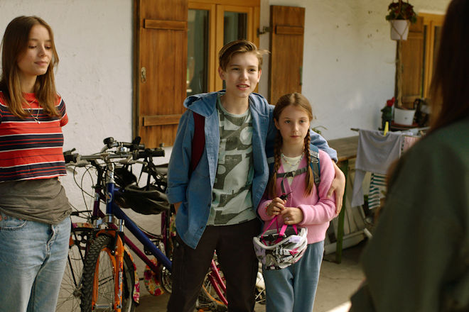 Marlie (Lisa Junick, l.), Mike (Finlay Niclas Hartinger, 2.v.l.) und Emma Biller (Mia Steinbach, 2.v.r.) haben ein Geheimnis vor Katja (Simone Thomalla, r.).