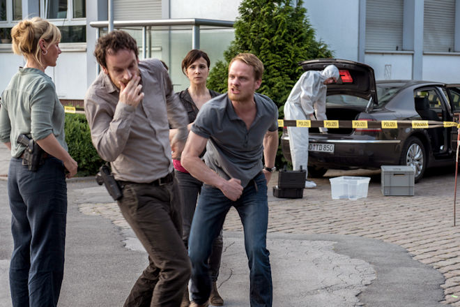 Dortmund-Tatort "Hundstage": Der Konflikt zwischen Peter Faber (Jörg Hartmann, 2.v.l) und Daniel Kossik (Stefan Konarske, r) eskaliert – so plötzlich, das Martina Bönisch (Anna Schudt, l) und Nora Dalay (Aylin Tezel, 2.v.r) nicht mehr einschreiten können.