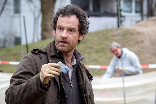 Peter Faber (Jörg Hartmann) findet am Tatort ein Drogen-Tütchen.