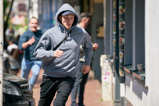 Mike Majewski (Nils Hohenhövel) ist tatverdächtig. Er flieht vor Jan Pawlak (Rick Okon), kurz nachdem er sich ihm gezeigt hat.