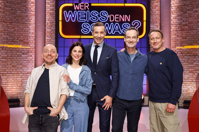 Moderator Kai Pflaume (M.) und seine Rateteam-Kapit&auml;ne Bernhard Ho&euml;cker (l.) und Wotan Wilke M&ouml;hring (r.) begr&uuml;&szlig;en heute (17.03.2026) bei "Wer wei&szlig; denn sowas?" die Schauspielerin und Regisseurin Aylin Tezel (2.v.l.) sowie den Schauspieler J&ouml;rg Hartmann (2.v.r.).