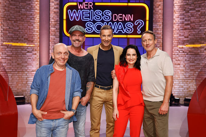 Moderator Kai Pflaume (M.) und seine Rateteam-Kapitäne Bernhard Hoëcker (l.) und Wotan Wilke Möhring (r.) begrüßen heute (29.10.2025) bei "Wer weiß denn sowas?" den Facharzt, Fernseh-, Podcast- und Hörfunkmoderator, Autor, Unternehmer und Musiker Heinz-Wilhelm Esser (2.v.l.), auch bekannt als ‚Doc Esser‘ und die Dermatologin und Autorin Dr. Yael Adler (2.v.r.).