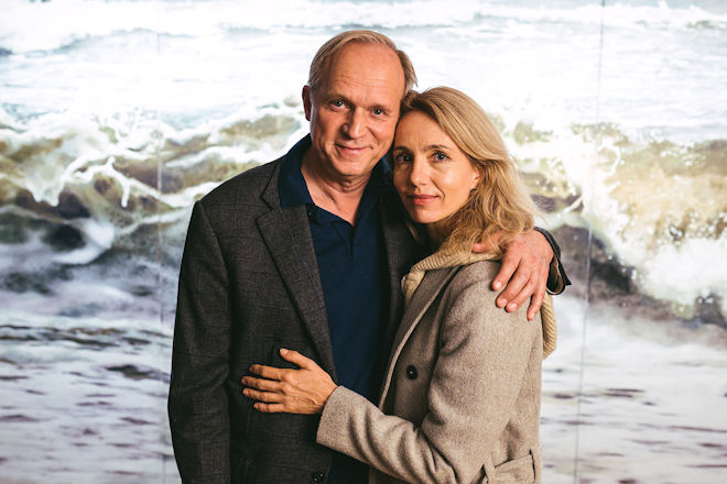 Gro&szlig;e Liebe, die aber mit einem schweren Verlust lernen muss umzugehen - mit dem Tod der Tochter: Sonja Wintersperger (Ursina Lardi) und Thomas Wintersperger (Ulrich Tukur) im Drama "Meeresleuchten".